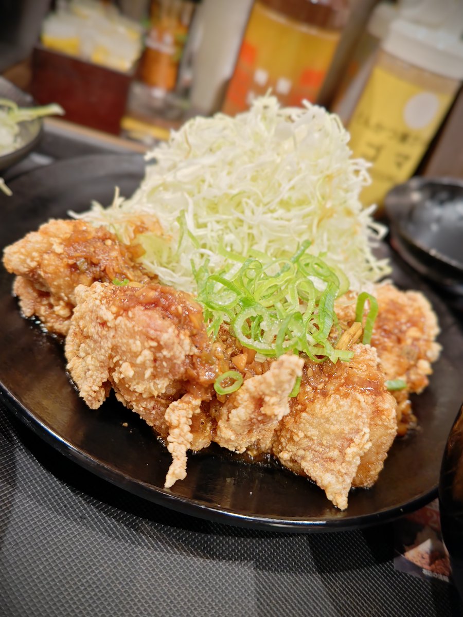 tkamjo's tweet photo. 本日の飯テロのお時間です。

松のやで油淋鶏定食を豚汁変更で。
グノーシアを見てると、ユーリーンチーが食べたくなりますよね(笑)

見た目は唐揚げっぽいですが、味は当然油淋鶏。
香味だれがたまりません。
なお、皿の上に山盛りキャベツがあるのにポテキャベを追加注文したのは、キャベツをソースとゴマドレと両方食べたいからです。

油淋鶏がご飯すすみすぎて、豚汁を持て余すという。
昔ならば迷わず大盛りご飯だったのに……年波が寄りましたねえ。

満足っ！！
