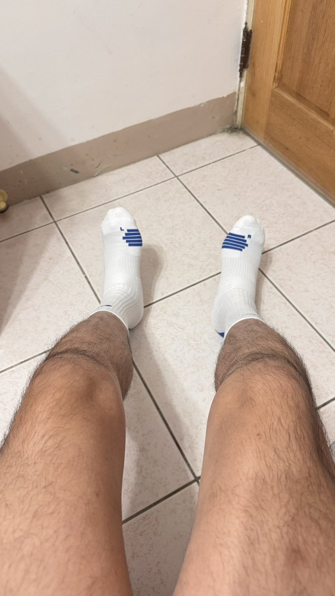 blaverse0818's tweet photo. 試穿新白襪（藍色） 🥵

@AsaiEnto 主人很喜歡藍色的

有點想包色 🥴

大家覺得炎宇應該再買一雙紅色嗎？！🤔

US13的大腳腳 比熊寶貝還大🐻

歡迎留言炎宇要不要包色😏 https://t.co/9jR63iSS4I