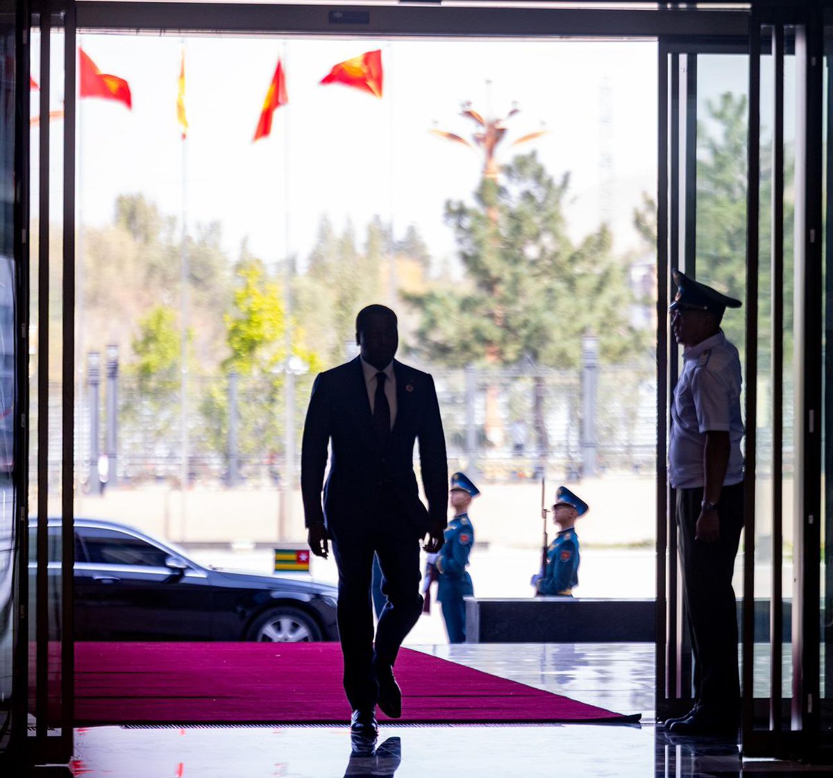 FEGnassingbe's tweet photo. Je remercie S.E.M. Sadyr Japarov, Président de la République kirghize, pour son invitation au 26ᵉ Sommet de l’Organisation de coopération de Shanghai, pour l’accueil chaleureux qui m’a été réservé à Bichkek, ainsi que pour la qualité et la pertinence des échanges bilatéraux que nous avons eus ce jour.

La participation de notre pays à ce sommet des chefs d’État traduit notre diplomatie d’ouverture et notre volonté de porter la voix de l’Afrique sur les grands enjeux de paix, de sécurité, de multilatéralisme et de développement.

Nous continuerons à œuvrer pour la diversification de nos partenariats et pour une coopération internationale au service d’une prospérité durable et partagée.