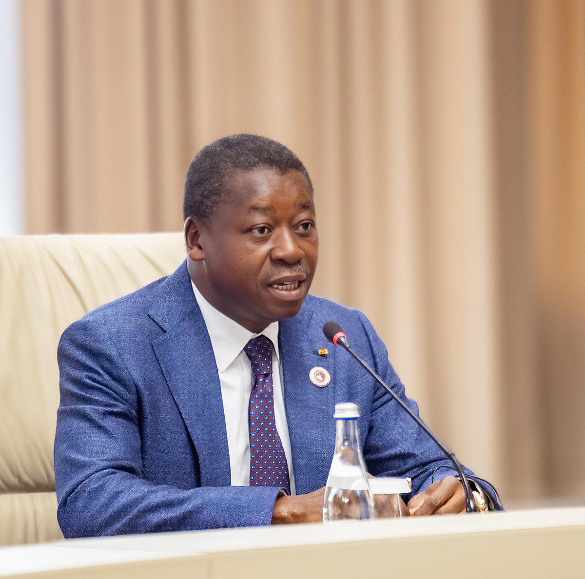FEGnassingbe's tweet photo. Je remercie S.E.M. Sadyr Japarov, Président de la République kirghize, pour son invitation au 26ᵉ Sommet de l’Organisation de coopération de Shanghai, pour l’accueil chaleureux qui m’a été réservé à Bichkek, ainsi que pour la qualité et la pertinence des échanges bilatéraux que nous avons eus ce jour.

La participation de notre pays à ce sommet des chefs d’État traduit notre diplomatie d’ouverture et notre volonté de porter la voix de l’Afrique sur les grands enjeux de paix, de sécurité, de multilatéralisme et de développement.

Nous continuerons à œuvrer pour la diversification de nos partenariats et pour une coopération internationale au service d’une prospérité durable et partagée.