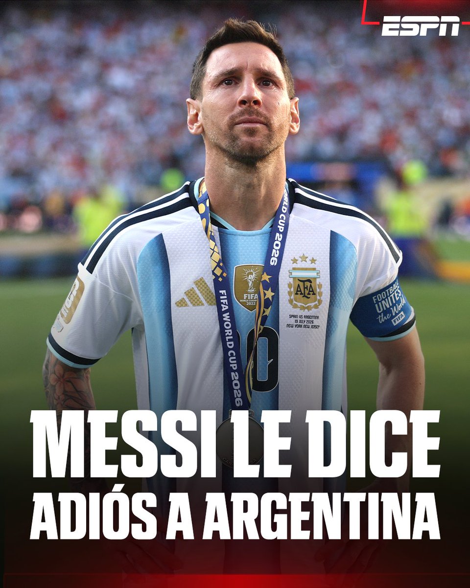 ESPNmx's tweet photo. 😭 EL FIN DE UNA ERA... 

Messi anuncia su retiro de la Selección Argentina después del subcampeonato ante España.

Aquí la carta completa 👀

Después de este tiempo que pasó desde la final, pensándolo mucho, quiero comunicarles a todos que me retiro de la Selección…

Fue una decisión que dolió y duele en el alma pero entiendo que es el momento. Les juro que siempre dejé todo, no solo los últimos años que se ganó todo antes también y siempre peleé y me dejé todo por esta camiseta, por darles alegrías y hacer que se sientan orgullosos de ser argentinos a través del fútbol.

Queda poco y se van cerrando etapas y esta es una que me duele mucho. Amo, amé y amaré siempre estar en la Selección. Me vacié, ya no tengo más para dar y aparte vienen chicos muy grandes atrás que merecen estar.

Gracias por todo el cariño de estos 20 años. Voy a extrañar mucho escucharlos desde adentro. Ahora voy a ser uno más de ustedes, alentando y bancando siempre desde afuera (en las buenas y en las malas, mucho más).

Gracias a mi familia por estar siempre, por acompañarme en este viaje tan hermoso pero difícil. Gracias a cada uno de entrenadores, compañeros y dirigentes que me tocó compartir. Me llevo recuerdos y momentos inolvidables vividos.

Me voy con la tranquilidad y el orgullo de haberles regalado, juntos con mis compañeros, momentos soñados. Fue una locura haberlo vivido con ustedes. ¡Los quiero!

Gracias Dios por hacerme argentino.

¡Vamos Argentina!

*Estas palabras las escribí el 21 de julio, dos días después de la final. Hoy después de lo de mi papá, estoy más convencido que antes.