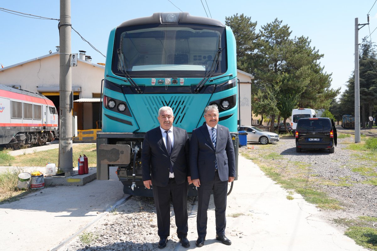 turasasgm's tweet photo. 🇹🇷 Yerli ve Millî Üretimin Gururu: Eskişehir 5000

Eskişehir Valimiz Sayın Dr. Erdinç Yılmaz, TÜRASAŞ Eskişehir Bölge Müdürlüğümüzü ziyaret ederek üretim çalışmalarımızı yerinde inceledi.

Lokomotif Fabrikamızda çalışanlarımızla bir araya gelen Sayın Valimize, Türkiye’nin ilk yerli ve millî elektrikli anahat lokomotifi Eskişehir 5000’in (E5000) Avrupa’da Karşılıklı İşletilebilirlik (TSI) Belgesi takdim edildi.

Sayın Valimiz Dr. Erdinç Yılmaz, ziyaret kapsamında Eskişehir 5000 ile test sürüşü gerçekleştirerek lokomotifin üstün teknolojisini ve yerli mühendislik gücünü yerinde deneyimledi.

Üreten Eskişehir, güçlü TÜRASAŞ, raylarda yükselen millî teknoloji… 🇹🇷

#TürkiyeHızlanıyor