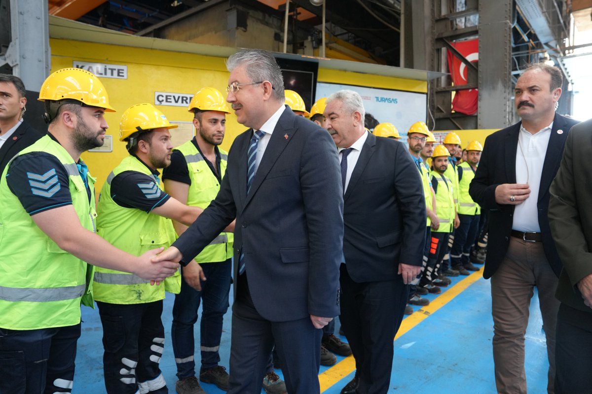 turasasgm's tweet photo. 🇹🇷 Yerli ve Millî Üretimin Gururu: Eskişehir 5000

Eskişehir Valimiz Sayın Dr. Erdinç Yılmaz, TÜRASAŞ Eskişehir Bölge Müdürlüğümüzü ziyaret ederek üretim çalışmalarımızı yerinde inceledi.

Lokomotif Fabrikamızda çalışanlarımızla bir araya gelen Sayın Valimize, Türkiye’nin ilk yerli ve millî elektrikli anahat lokomotifi Eskişehir 5000’in (E5000) Avrupa’da Karşılıklı İşletilebilirlik (TSI) Belgesi takdim edildi.

Sayın Valimiz Dr. Erdinç Yılmaz, ziyaret kapsamında Eskişehir 5000 ile test sürüşü gerçekleştirerek lokomotifin üstün teknolojisini ve yerli mühendislik gücünü yerinde deneyimledi.

Üreten Eskişehir, güçlü TÜRASAŞ, raylarda yükselen millî teknoloji… 🇹🇷

#TürkiyeHızlanıyor