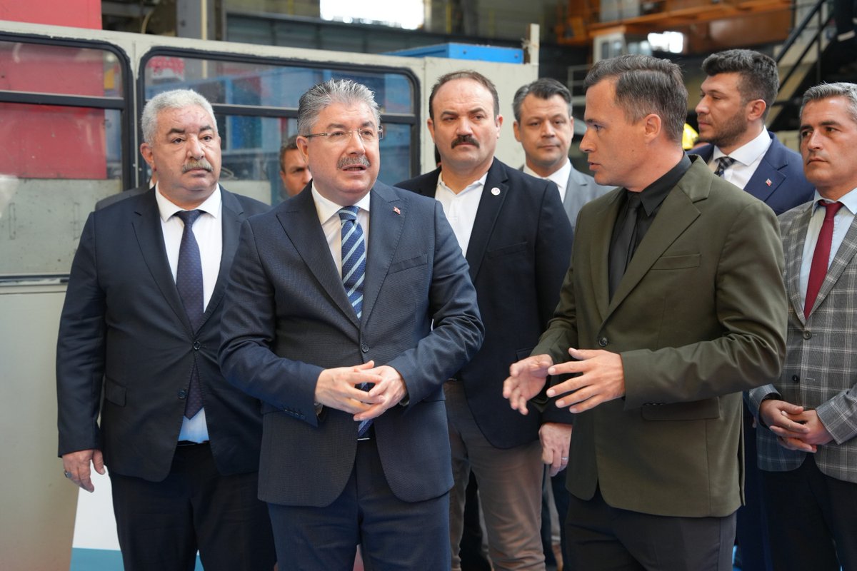 turasasgm's tweet photo. 🇹🇷 Yerli ve Millî Üretimin Gururu: Eskişehir 5000

Eskişehir Valimiz Sayın Dr. Erdinç Yılmaz, TÜRASAŞ Eskişehir Bölge Müdürlüğümüzü ziyaret ederek üretim çalışmalarımızı yerinde inceledi.

Lokomotif Fabrikamızda çalışanlarımızla bir araya gelen Sayın Valimize, Türkiye’nin ilk yerli ve millî elektrikli anahat lokomotifi Eskişehir 5000’in (E5000) Avrupa’da Karşılıklı İşletilebilirlik (TSI) Belgesi takdim edildi.

Sayın Valimiz Dr. Erdinç Yılmaz, ziyaret kapsamında Eskişehir 5000 ile test sürüşü gerçekleştirerek lokomotifin üstün teknolojisini ve yerli mühendislik gücünü yerinde deneyimledi.

Üreten Eskişehir, güçlü TÜRASAŞ, raylarda yükselen millî teknoloji… 🇹🇷

#TürkiyeHızlanıyor