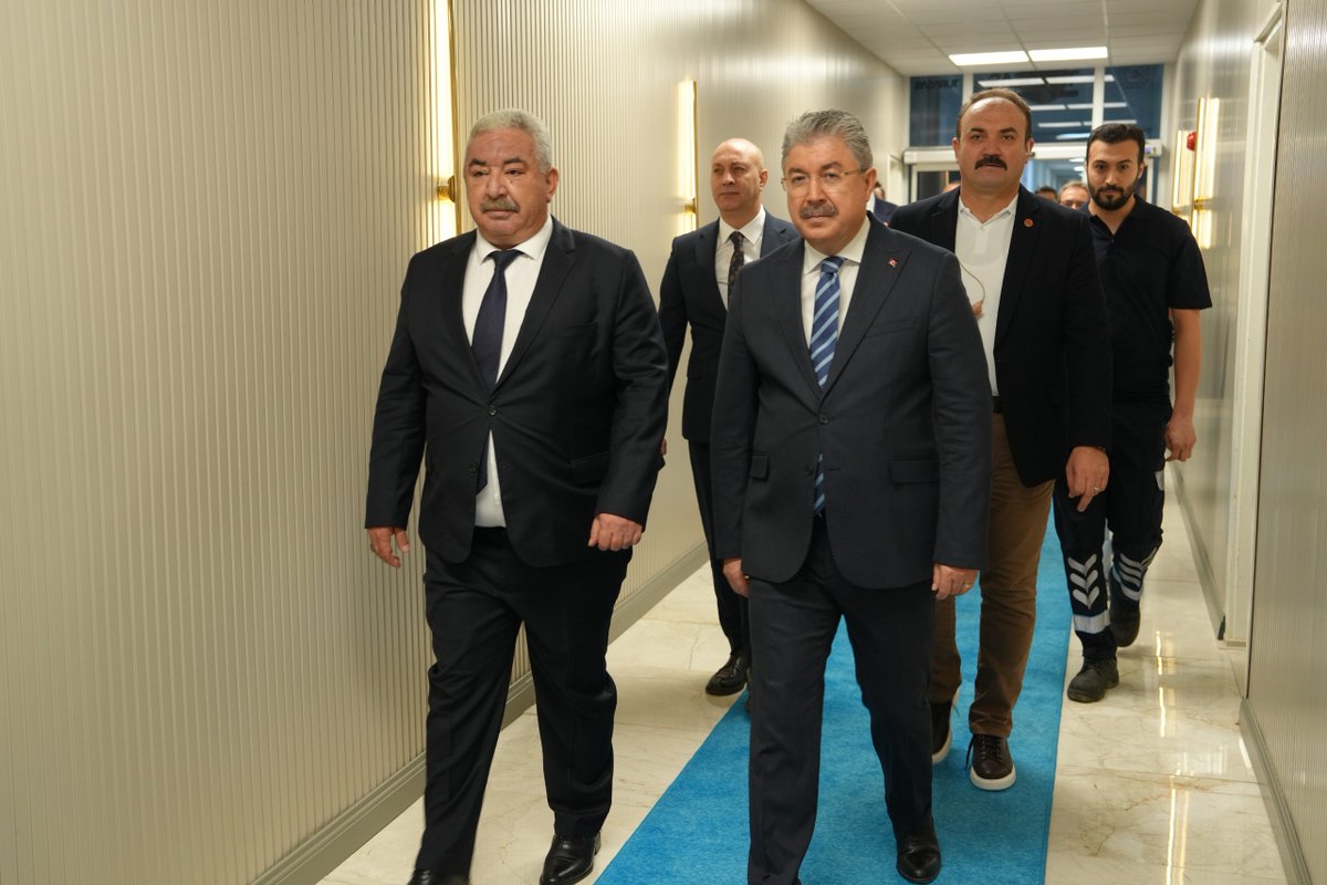 turasasgm's tweet photo. 🇹🇷 Yerli ve Millî Üretimin Gururu: Eskişehir 5000

Eskişehir Valimiz Sayın Dr. Erdinç Yılmaz, TÜRASAŞ Eskişehir Bölge Müdürlüğümüzü ziyaret ederek üretim çalışmalarımızı yerinde inceledi.

Lokomotif Fabrikamızda çalışanlarımızla bir araya gelen Sayın Valimize, Türkiye’nin ilk yerli ve millî elektrikli anahat lokomotifi Eskişehir 5000’in (E5000) Avrupa’da Karşılıklı İşletilebilirlik (TSI) Belgesi takdim edildi.

Sayın Valimiz Dr. Erdinç Yılmaz, ziyaret kapsamında Eskişehir 5000 ile test sürüşü gerçekleştirerek lokomotifin üstün teknolojisini ve yerli mühendislik gücünü yerinde deneyimledi.

Üreten Eskişehir, güçlü TÜRASAŞ, raylarda yükselen millî teknoloji… 🇹🇷

#TürkiyeHızlanıyor