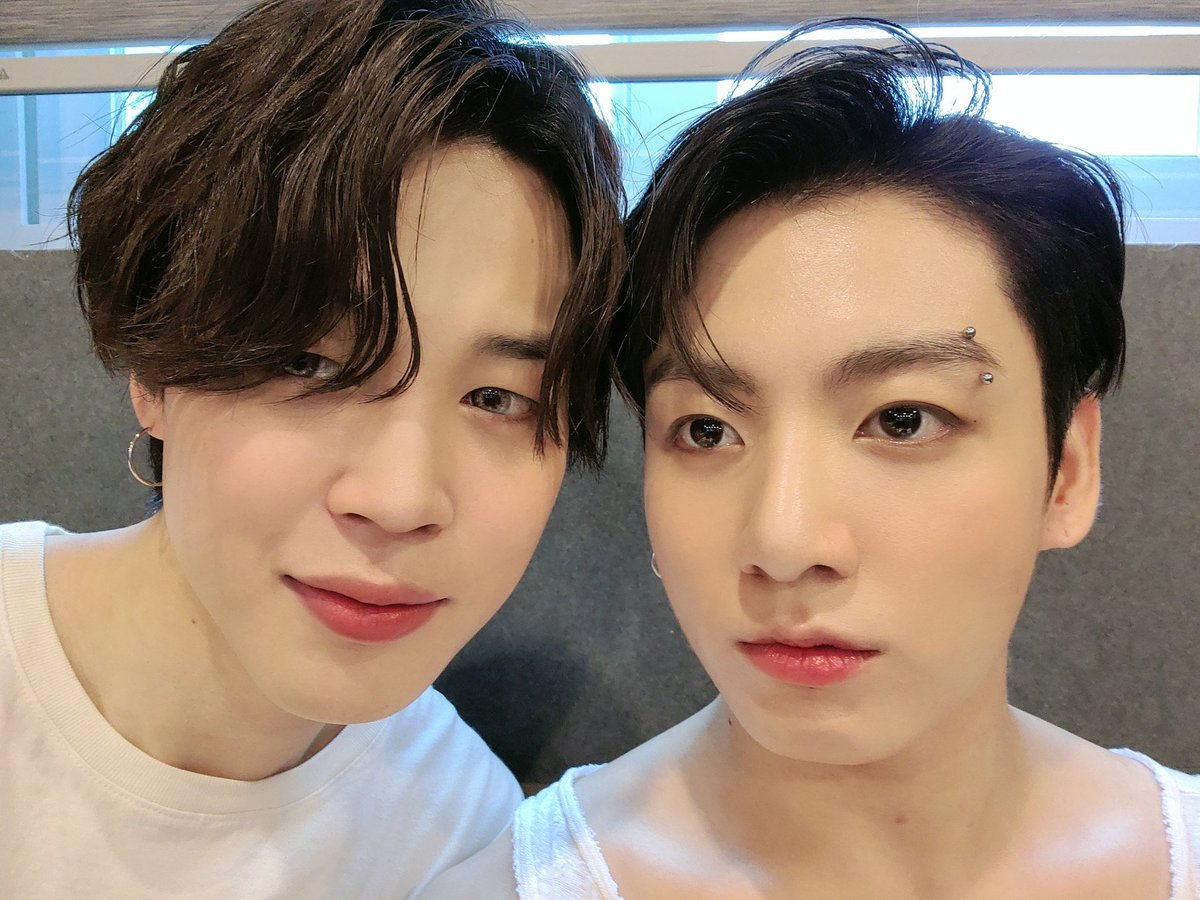 whereisparkjm's tweet photo. Happy Birthday Jungkook 🥳💜
#happyjkday https://t.co/XV16kuZ3ld