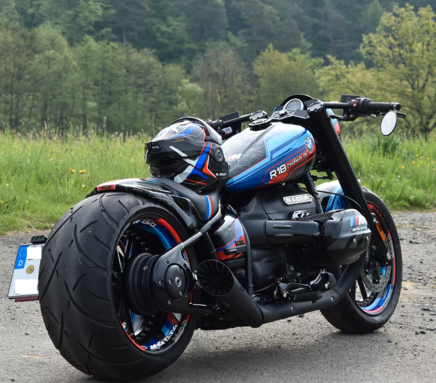 VigoRott's tweet photo. BMW R18/AIRRIDE/300❤️💙🤍 https://t.co/ZuIfPJGb8J