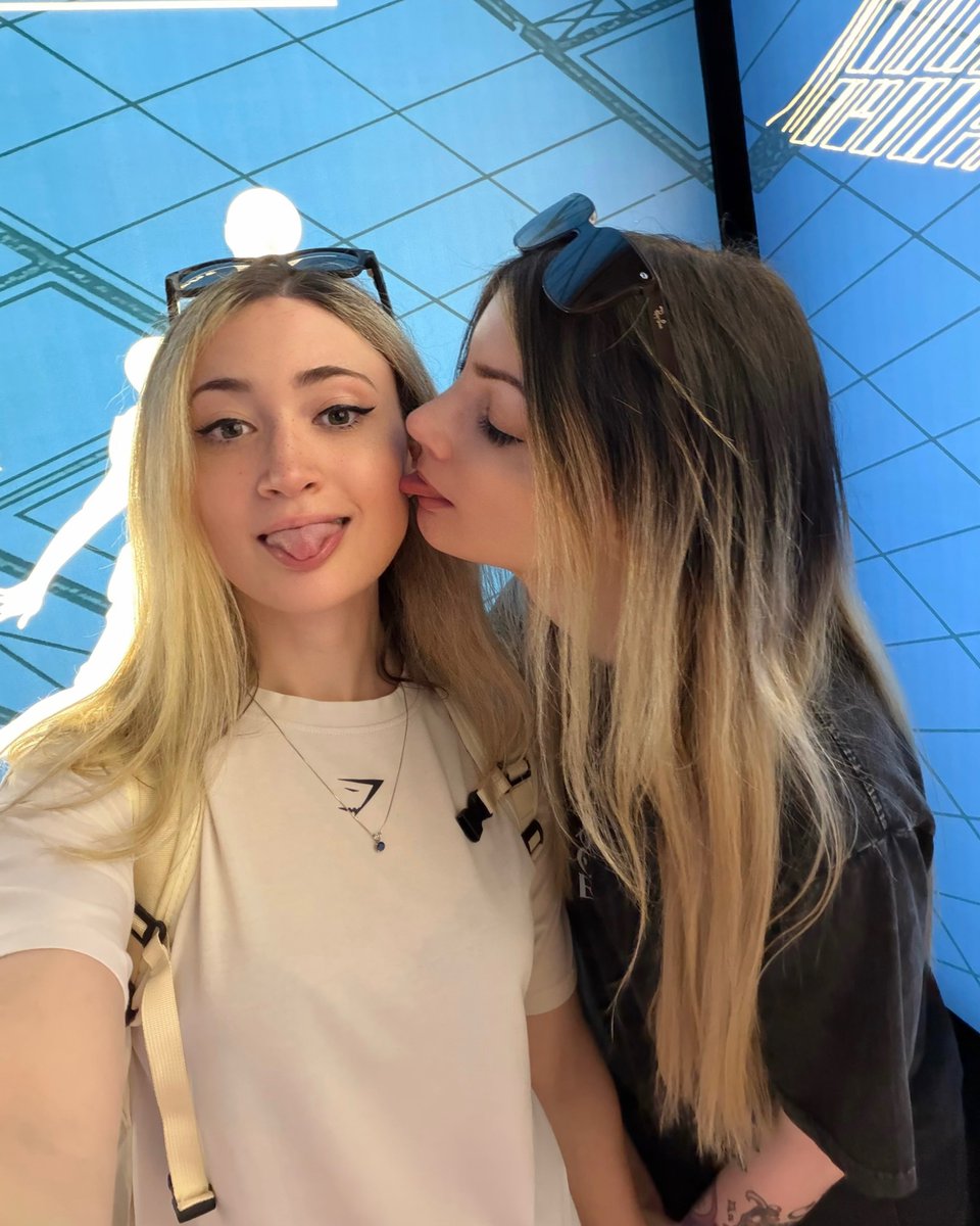 michellexotter's tweet photo. People keep asking if we are sisters https://t.co/udXfhns2dj