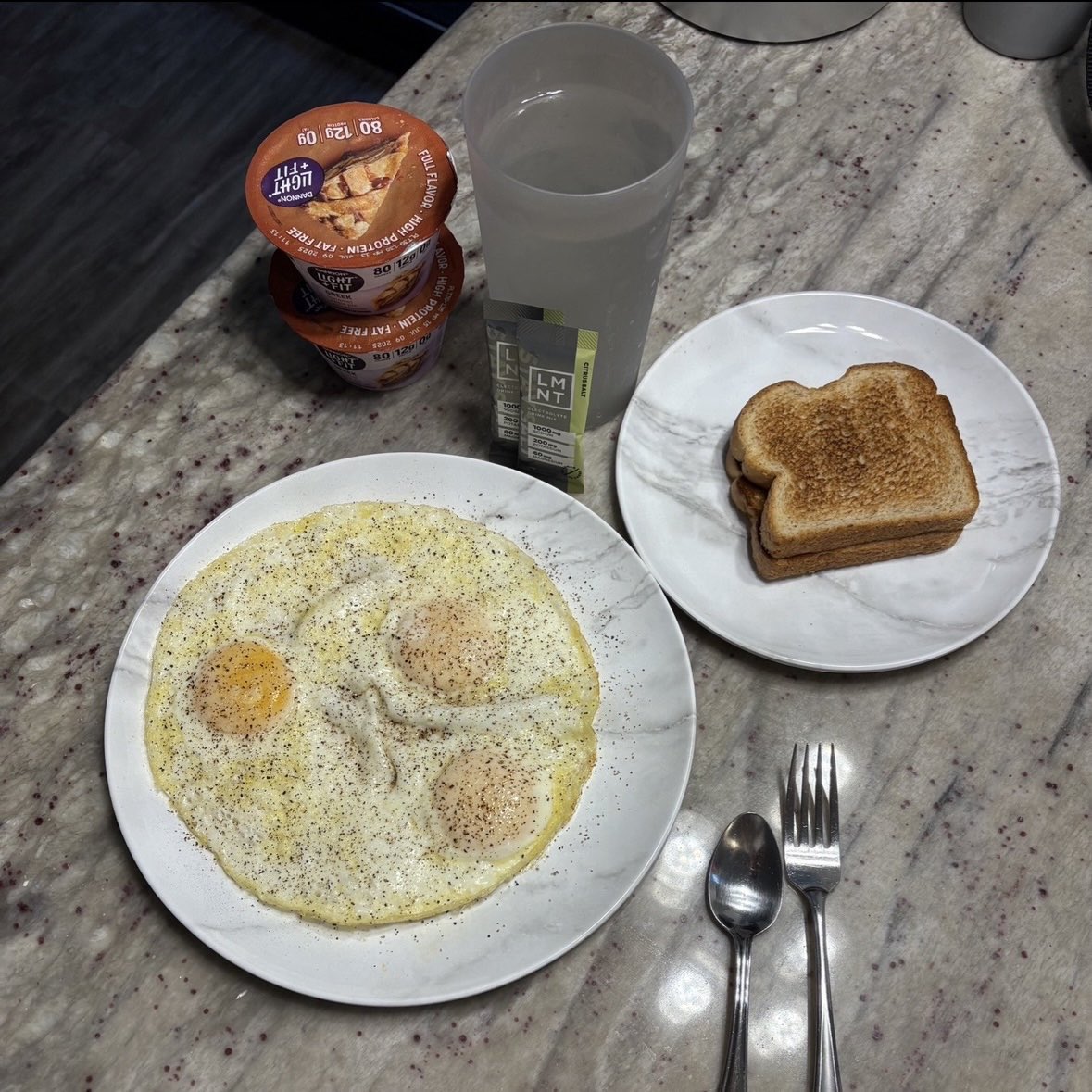 DeanTTraining's tweet photo. You will not find a meal plan that’s any easier to follow than this:

Meal 1
- 4 Eggs
- 2 Pieces of Honey Wheat Bread
- 1 Apple
- 1 Light & Fit Blueberry Yogurt

Meal 2
- 6 oz Grilled Chicken Breast 
- 1 Cup White Rice
- 1.5 Cups Broccoli

Meal 3
- 6 oz 93% Lean Beef
- 300g Potatoes

Snack
(Ninja Creami Blend)
- 1.5 Cups Fairlife Chocolate Milk
- 1 Scoop Chocolate Peanut Butter Cup Egg White Protein
- 2g Xanthan Gum

That’s….

2,109 Calories
199g Protein
218g Carbs
51g Fat

Alter portions based on your needs/goals