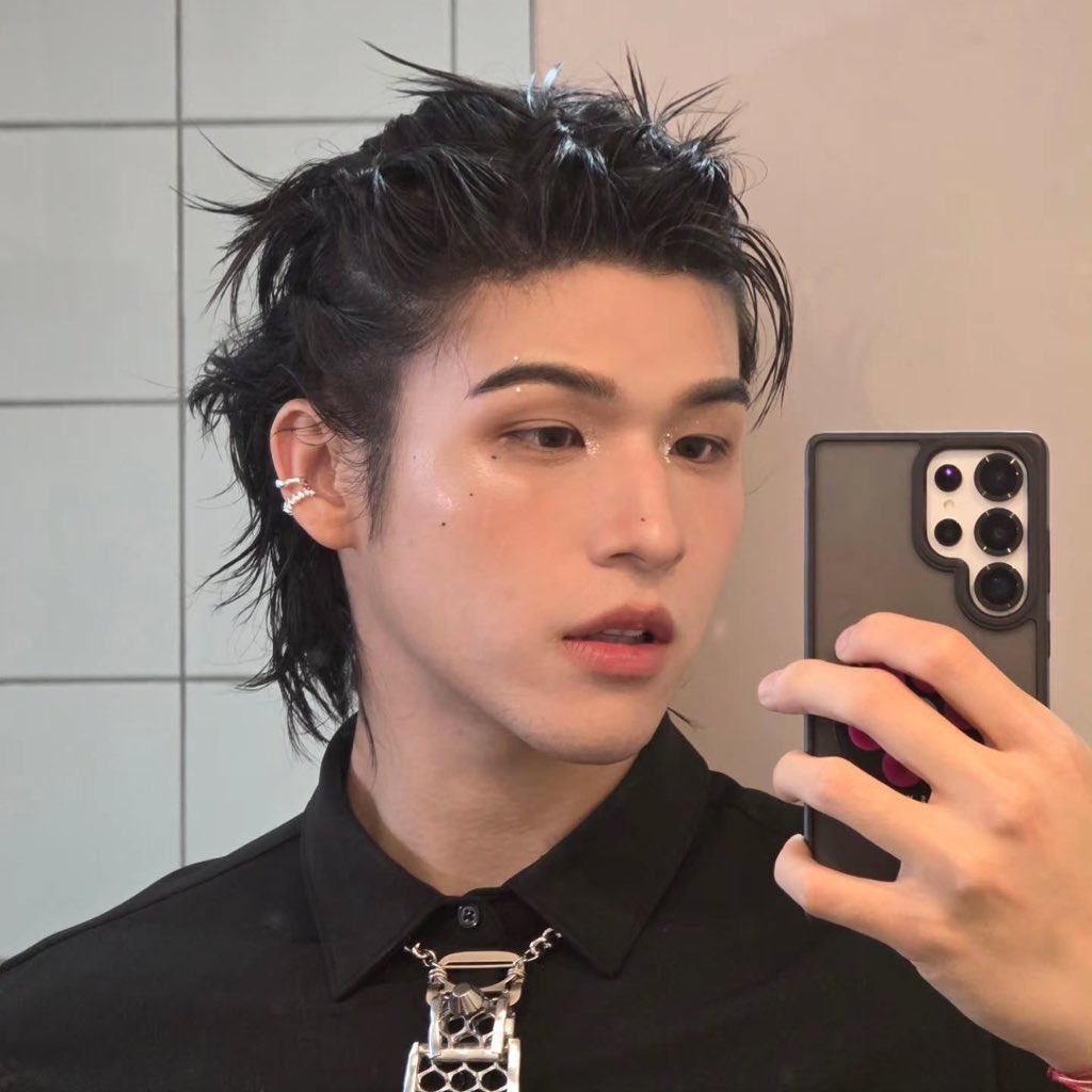 cieldemesyeux's tweet photo. พูดถึงความหล่อของสกายก็ยังให้สตาร์ลิมปิกเป็นตำนาน ทรงผมก็ว้าวแต่หน้าท่านคือ โห เกิดมาไม่เคยพบเคยเจอ จมูก ปาก ตา คิ้ว สันกราม ถ้าเจอใกล้ๆชั้นคงเป็นลมอะ https://t.co/c5pjI8MaMu