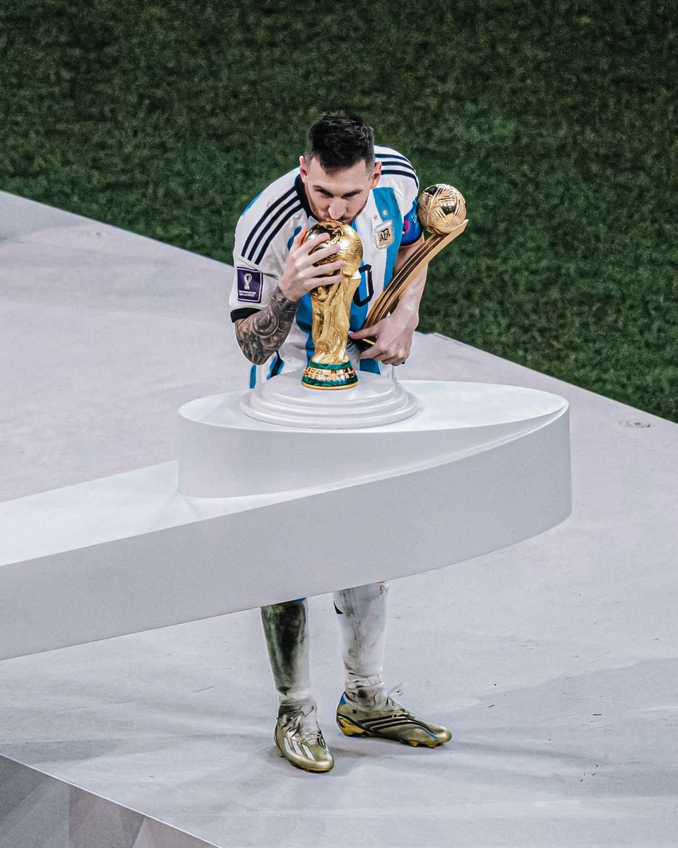 SanLorenzo's tweet photo. El orgullo de que seas argentino es más grande que cualquier título. 

Gracias por tanto, Leo. Por la gloria, el camino recorrido y tu ejemplo que nos inspira.

Te amaremos eternamente. https://t.co/LBErZsHqYA