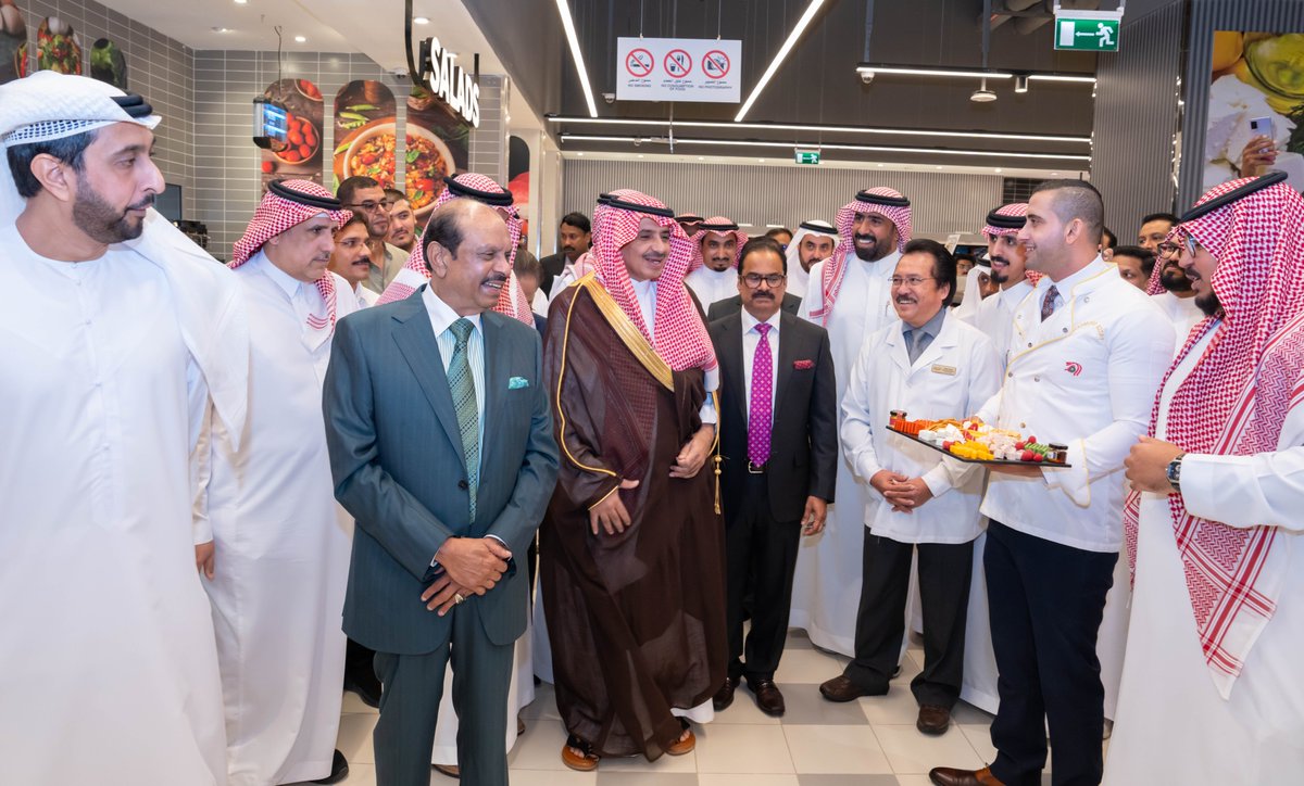 LuLuHyperSA's tweet photo. 🕌 إنجاز جديد في المدينة المنورة! 🇸🇦💚

نفخر في لولو السعودية ببدء فصل جديد مع افتتاح أكبر هايبرماركت لنا في مدينة الرسول ﷺ، المدينة المنورة، لنقدم تجربة تسوق عالمية تجمع بين التنوع والراحة والخيارات المميزة، لتكون أقرب إلى السكان والزوار وضيوف الرحمن. ✨

وقد تم افتتاح هذا الصرح الجديد بحضور الأستاذ فهد عليان المغير، رئيس مجلس إدارة غرفة المدينة المنورة. 🤝

وبموقعه الاستراتيجي بالقرب من محطة قطار الحرمين السريع 🚄، يوفر الهايبرماركت سهولة الوصول للزوار من مختلف أنحاء المملكة وخارجها.

معلم جديد في مدينة عظيمة. 🕌💚

#لولو_السعودية #لولو_المدينة #المدينة_المنورة #افتتاح_جديد #قطار_الحرمين #السعودية #إنجاز_جديد
