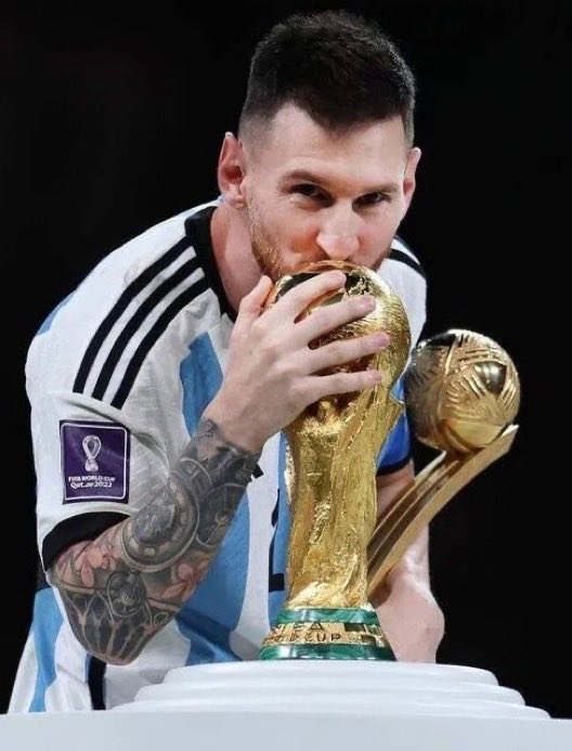 Termontiel_'s tweet photo. Simplemente gracias por hacerme feliz desde hace 20 años.

Me hice fanático del fútbol por dos cosas: River y Messi.

Pasé mi infancia y adolescencia viendo cada partido tuyo, defendiendote de aquellos que dudaron y luego pidieron perdón festejando tus goles.

TE AMO!!! https://t.co/SdcPG6QdRq