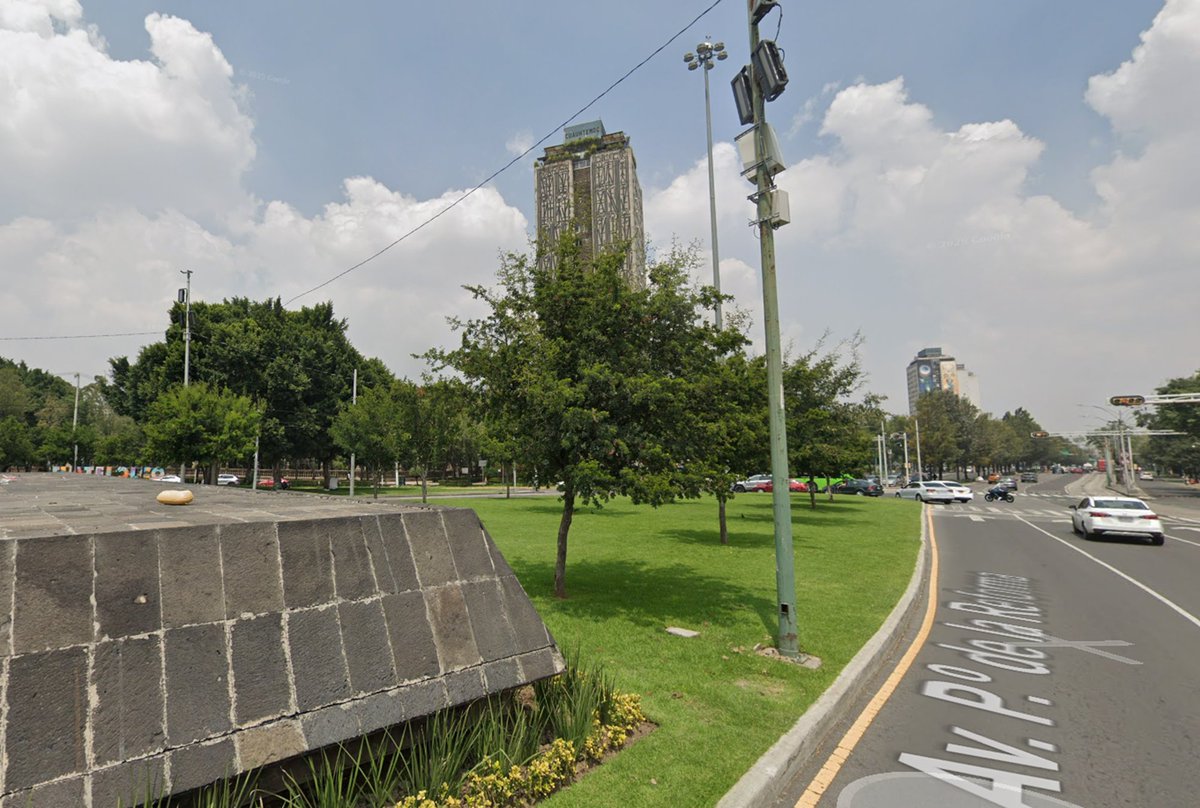 mexdeayer's tweet photo. Esta fotografía nos ofrece una panorámica de Nonoalco-Tlatelolco, tomada desde el Paseo de la Reforma Norte, cerca de la Glorieta de Cuauhtémoc. En la imagen podemos apreciar algunas de las grandes torres habitacionales que comenzaban a transformar por completo el paisaje urbano de esta zona de la Ciudad de México.
Entre los edificios que destacan se encuentra el Edificio Nuevo León, que años más tarde quedaría marcado por uno de los episodios más trágicos en la historia de Tlatelolco. Durante el terremoto del 19 de septiembre de 1985, dos de sus secciones colapsaron, provocando la pérdida de numerosas vidas, personas heridas y dejando a muchas familias sin hogar.
Sin embargo, cuando esta fotografía fue tomada, durante la década de 1960, el panorama era muy diferente. Los edificios eran prácticamente nuevos y sus grandes dimensiones hacían de Nonoalco-Tlatelolco uno de los conjuntos habitacionales más modernos y emblemáticos de la Ciudad de México.
La imagen también nos permite apreciar cómo estas enormes estructuras sobresalían sobre el resto del paisaje urbano, reflejando el ambicioso proyecto de modernización que se estaba llevando a cabo en la capital.
Después del terremoto de 1985, el rostro de la zona cambiaría nuevamente. Algunos edificios tuvieron que ser demolidos debido a los daños sufridos, mientras que otros permanecieron en pie y continúan formando parte del paisaje de Tlatelolco.
Así, esta fotografía adquiere un significado especial: nos muestra una época en la que el conjunto habitacional apenas comenzaba su historia, décadas antes de que los acontecimientos de 1985 transformaran para siempre este lugar y la memoria de quienes lo habitaron.

https://t.co/cQvrqvWh7Y

ANG