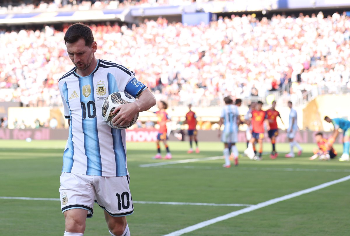 SANGREXENEIZE's tweet photo. Se retiró -en el podio- siendo el mejor futbolista del Mundial. https://t.co/tINwVSUUgq
