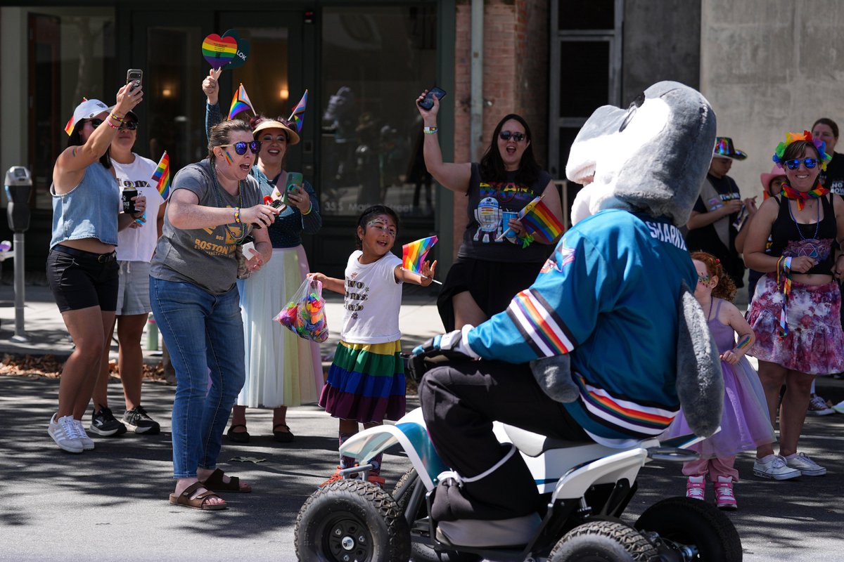 sjsharkie's tweet photo. I LOVE celebrating Pride with all of you.

💙💜🧡💚🩷💛 https://t.co/52h0xMWN5e