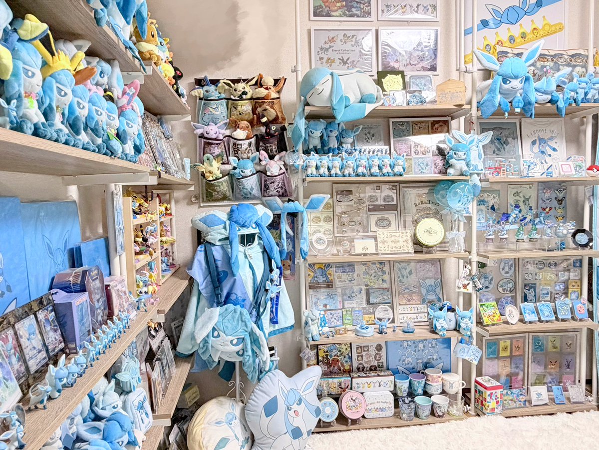 negitorocha1213's tweet photo. グレイシア博物館な部屋
約20年集めてきたグレイシアグッズたちです❄️(棚増設しました)
#グレイシアの日
#グレイシア博物館 https://t.co/6QML55IcF7