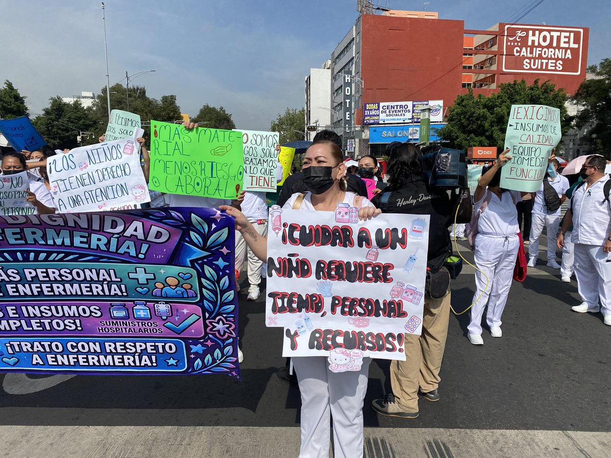 JonaPCruz's tweet photo. ¡NIÑOS INTERNADOS EN RIESGO: NO HAY INSUMOS SUFICIENTES PARA SU ATENCIÓN! 🔴 

“No tenemos agujas, NI MEDICAMENTOS”, dice enfermera 
del Hospital Siglo XXI del IMSS, “TODOS NUESTROS PACIENTES SON PEDIÁTRICOS”, HACEN UN LLAMADO A TODO EL GOBIERNO A SOLUCIONAR EL DESABASTO. https://t.co/0md7v2rLBk