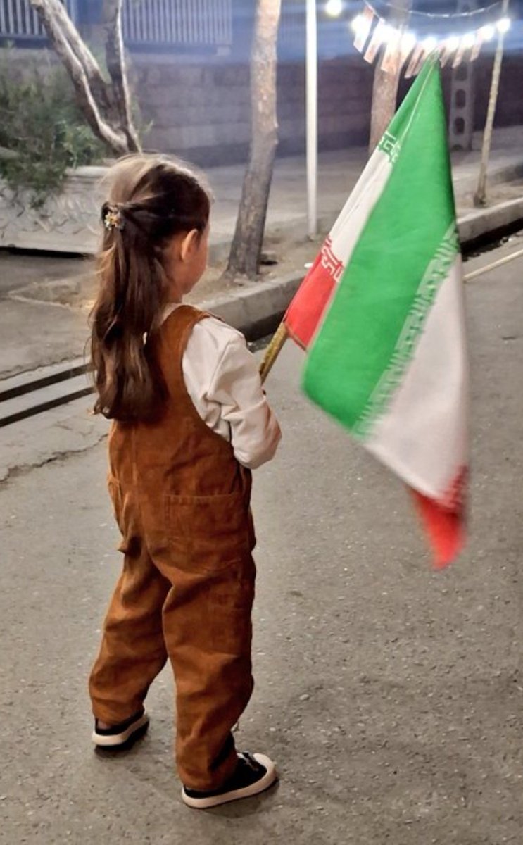 pri_8871's tweet photo. کودکان ایران، نخستین کلماتی که برای دوستی یاد میگیرند، در #میدان_یار معنی میشود. https://t.co/L8fLFMXJNf