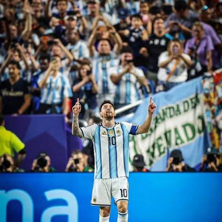 Fran_Casaretto_'s tweet photo. Lionel Messi anunció su retiro de la selección Argentina. Nunca seremos conscientes de lo que este muchacho hizo por nuestro fútbol. Gracias eternas, capitán. Por siempre el único 10 https://t.co/QprVMySguq