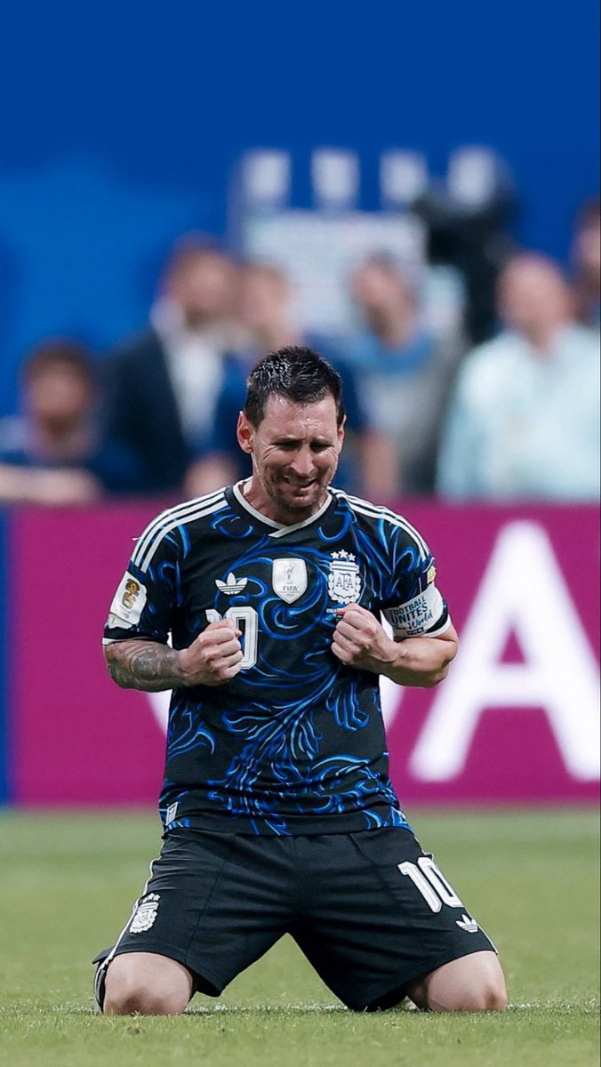 lul222i's tweet photo. q difícil aceptar q algún día iba a llegar este momento. gracias por hacernos sentir q todo era posible, por cada alegría y por cada vez q nos hiciste sentir orgullosos de ser argentinos. sos y vas a ser siempre lo más mágico q nos pasó gracias por tanto GRACIAS por ser argentino https://t.co/2kBgAL1hKw