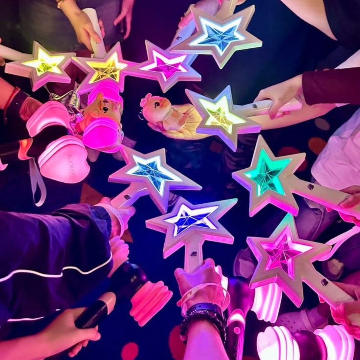 enhablinkeu's tweet photo. no se desanimen. LISA tiene su propio lightstick y también el del grupo 😌

BELIFT HEAR ENGENE'S DEMANDS
#SevEN_Make_ENHYPEN
#BoycottHYBE_For_Artists https://t.co/VUDhKM97hO
