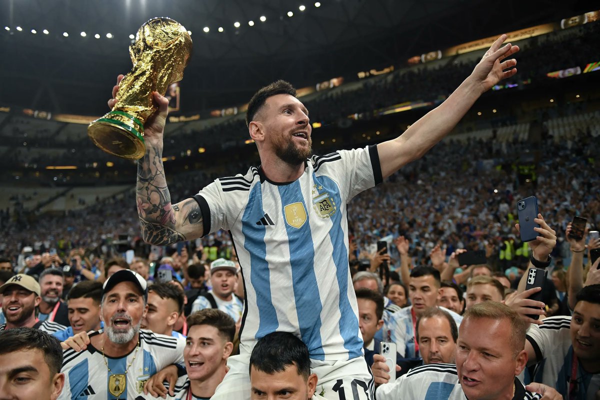 Omojuwa's tweet photo. 18:12:2022. Forever etched in GOLD. Thank you Leo. https://t.co/f0OpBzAdMr