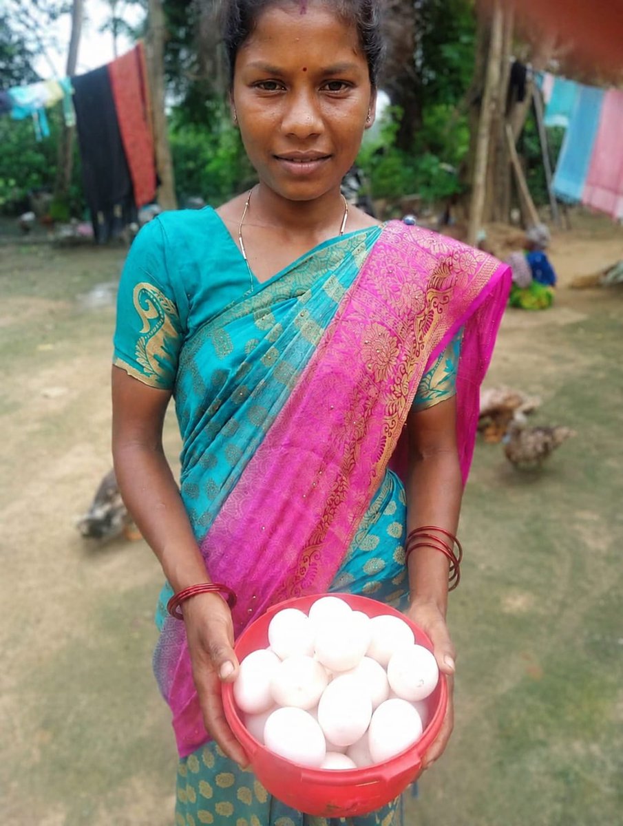 dc_simdega's tweet photo. सफलता की कहानी -18

संघर्ष से समृद्धि तक: दयामनी किंडो ने स्वयं सहायता समूह से बदली अपनी तकदीर    
माननीय मुख्यमंत्री श्री हेमंत सोरेन जी के कुशल एवं दूरदर्शी नेतृत्व में झारखंड सरकार की जनकल्याणकारी योजनाओं तथा जिला प्रशासन, सिमडेगा के सतत मार्गदर्शन एवं सहयोग से जिले की महिलाएं आर्थिक आत्मनिर्भरता की नई इबारत लिख रही हैं। केरसई प्रखंड के पथरीटोली गांव निवासी श्रीमती दयामनी किंडो की पारिवारिक आजीविका पहले मुख्यतः धान की खेती, बकरी पालन एवं मजदूरी पर निर्भर थी। वर्ष 2020 में वे जेएसएलपीएस अंतर्गत कमल स्वयं सहायता समूह से जुड़ीं और सक्रिय भागीदारी को देखते हुए उन्हें बागवानी सखी कैडर की जिम्मेदारी भी सौंपी गई।

सितंबर 2025 में हार्डनिंग सेंटर के माध्यम से उन्हें 40 बतख के चूजे प्राप्त हुए तथा समूह से 32,000 रुपये का ऋण लेकर बतख एवं बकरी पालन गतिविधियों का विस्तार किया। बतख-अंडा बिक्री से 20,000 रुपये, बकरी-खस्सी बिक्री से 52,000 रुपये तथा कैडर व कृषि गतिविधियों से 22,600 रुपये सहित कुल 94,600 रुपये की आय अर्जित की।

आज इस आय से उनकी दोनों बेटियों की शिक्षा एवं घरेलू जरूरतें सहजता से पूर्ण हो रही हैं। दयामनी की सफलता से प्रेरित होकर गांव के अन्य परिवार भी अब पशुपालन अपनाने लगे हैं, जो झारखंड सरकार एवं जिला प्रशासन, सिमडेगा की सुदृढ़ प्रशासनिक व्यवस्था का जीवंत प्रमाण है।
@prdjharkhand 
@JharkhandCMO 
@HemantSorenJMM