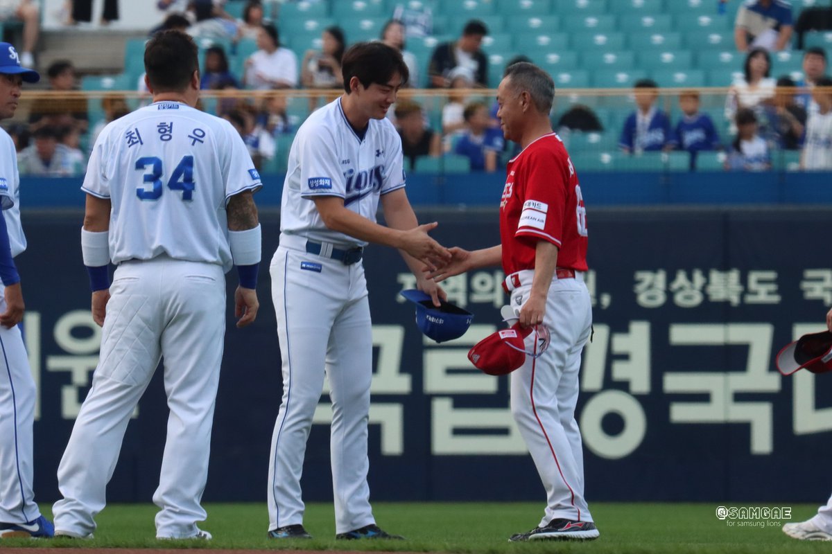 samgae_sl's tweet photo. SSG전 때 세리자와 코치님이 자욱이한테 쓱 모자 씌우려고 했는데 피한 거 아시는 분(ㅋㅋㅋㅋㅋㅋㅋ)
ㅇㅋㅇㅋ 자욱OPPA 나 알아들엇긔. https://t.co/4xXZZyNXdt
