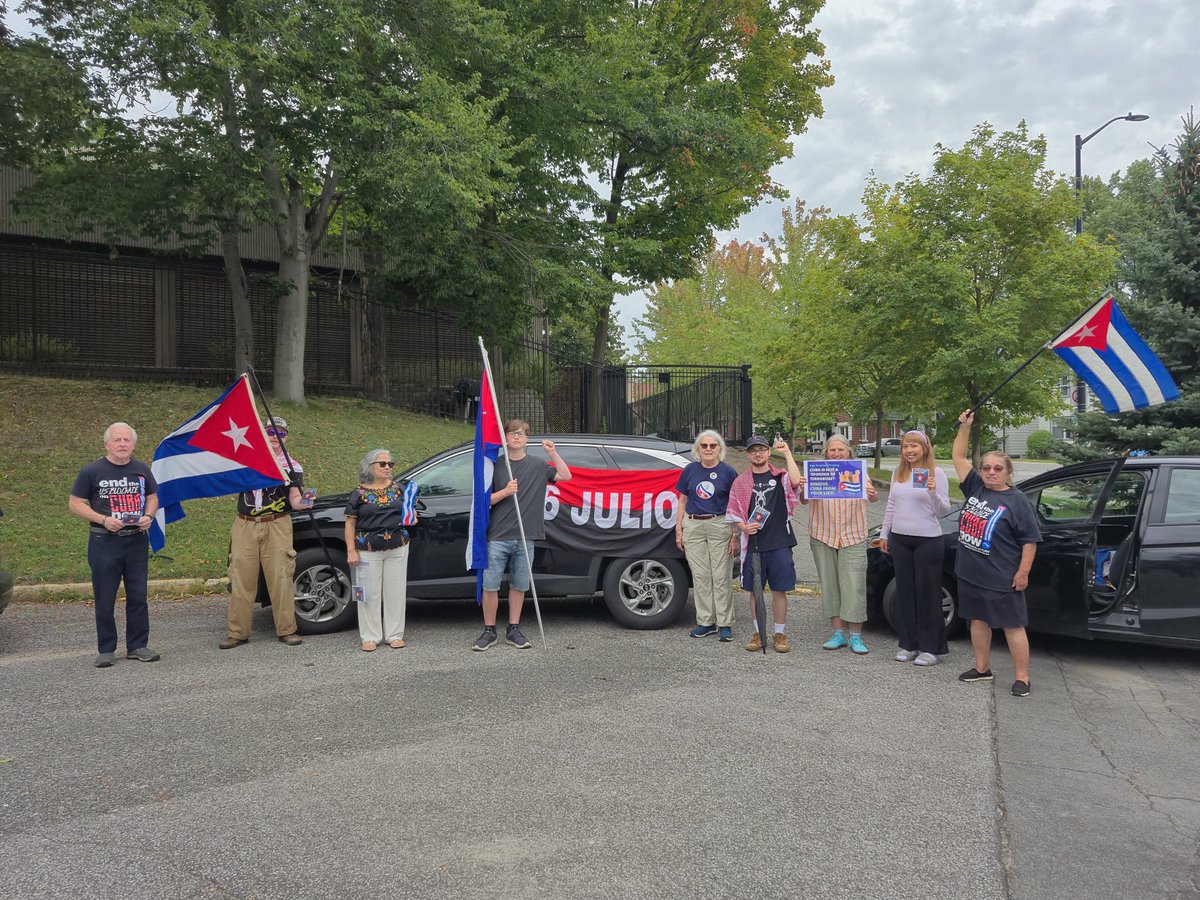 R_Malmierca's tweet photo. Un grupo de canadienses solidarios con #Cuba expresaron en #Ottawa su rechazo al recrudecimiento del bloqueo económico del gobierno EE.UU, en especial el cerco energético y las amenazas a la soberanía de la Isla. #CubaNoEstáSola https://t.co/1lywJlDMDw