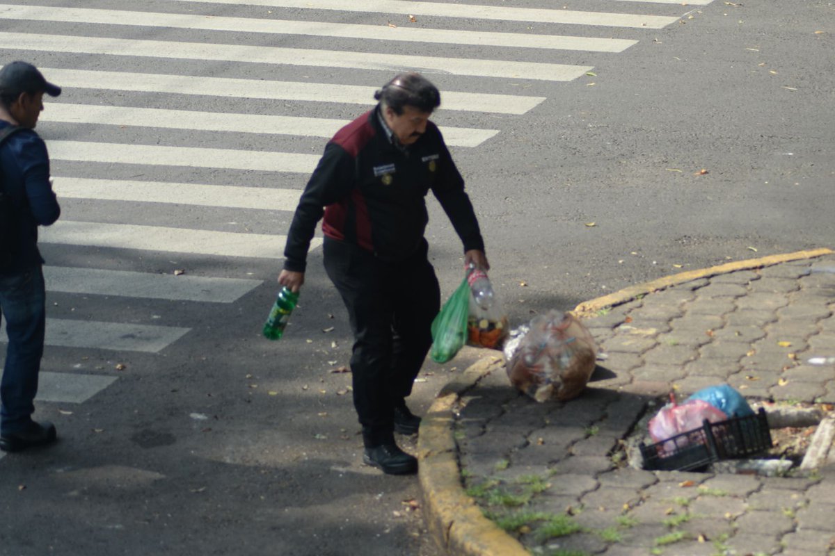 Observador20152's tweet photo. Don Porkyrio comenzando la semana tirando basura en el camellón de La Morena 🐖🐷
#EnLaNarvarte #VecinoCochino #Narvarte #CDMX #SRE #OrgulloSEM https://t.co/yqHxmkz9AB