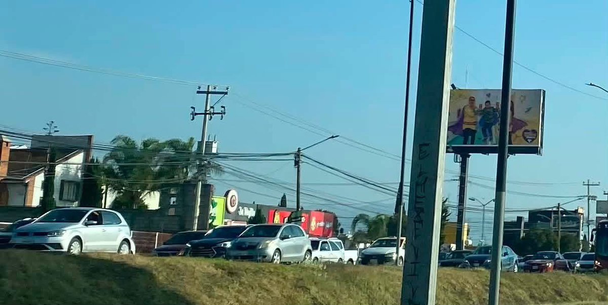 thepost463's tweet photo. Colapsa Pachuca con la entrada a clases, se venía venir, y con obras sin sentido, semáforos innecesarios, toda la ciudad está hecha un caos, dios nos agarre confesados. 🆘🚨😨😳😓😱🫨😖🫠😰🥹👮‍♀️ https://t.co/Ilnht1Ianh