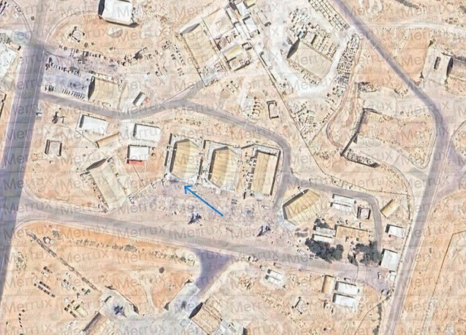 AryJeayBackup's tweet photo. Low-res satelllite images confirm that an Iranian missile impacted inside the Muwaffaq al Salti Air Base.

Looks like the missile hit an aircraft hangar. 

Coords: 31.829263, 36.799926
H/t: @MerruX https://t.co/GQMjcl0Zib