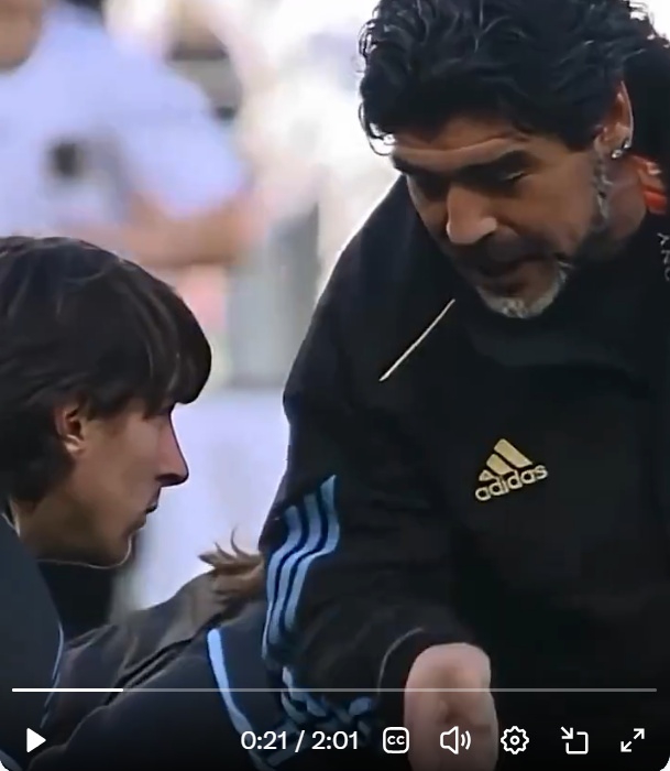 detacoydepuntin's tweet photo. En el momento que pasan estas imágenes y suena "seguir creyendo que hay un Dios que me endereza de un tirón la puntería".
Argentino, como Leo y Diego.
Ahí están, ellos son. https://t.co/liUPJ64u3T