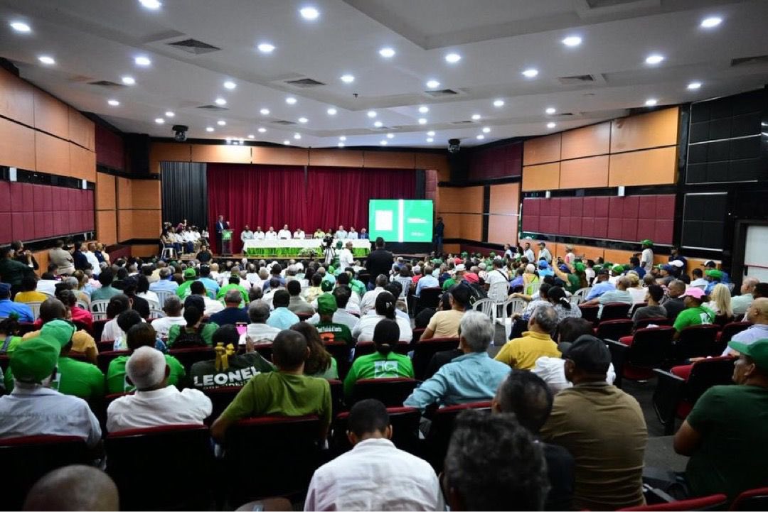 nconcepcion's tweet photo. La organización se fortalece cuando recorremos cada territorio, escuchamos a nuestra dirigencia y evaluamos de manera responsable el trabajo que estamos realizando. 💚🇩🇴

En esta ocasión, La Vega y Bonao fueron escenario de nuevas jornadas encabezadas por el presidente Leonel Fernández, como parte del proceso de seguimiento a las cinco metas que la Fuerza del Pueblo se ha trazado a nivel nacional.

Más que encuentros de evaluación, estas jornadas representan una oportunidad para reconocer el esfuerzo de nuestra militancia, revisar los avances alcanzados y asumir con mayor claridad los desafíos que tenemos por delante.

Desde la Secretaría de Formación continuamos comprometidos con acompañar a nuestra dirigencia en este camino, impulsando herramientas que contribuyan a una organización más preparada, activa y conectada con las necesidades de cada comunidad.

El fortalecimiento de la Fuerza del Pueblo se construye desde las bases, con participación, preparación y presencia permanente en cada territorio.

A nuestra dirigencia de La Vega y Bonao, nuestro reconocimiento por el trabajo y la entrega con que asumen esta responsabilidad. Continuamos construyendo, desde cada rincón del país, la organización que nos llevará hacia la victoria de 2028. 💚🇩🇴

#FuerzaDelPueblo #SecretaríaDeFormación #FormaciónPolítica