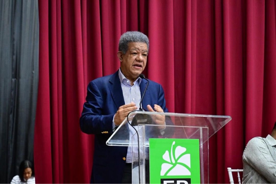 nconcepcion's tweet photo. La organización se fortalece cuando recorremos cada territorio, escuchamos a nuestra dirigencia y evaluamos de manera responsable el trabajo que estamos realizando. 💚🇩🇴

En esta ocasión, La Vega y Bonao fueron escenario de nuevas jornadas encabezadas por el presidente Leonel Fernández, como parte del proceso de seguimiento a las cinco metas que la Fuerza del Pueblo se ha trazado a nivel nacional.

Más que encuentros de evaluación, estas jornadas representan una oportunidad para reconocer el esfuerzo de nuestra militancia, revisar los avances alcanzados y asumir con mayor claridad los desafíos que tenemos por delante.

Desde la Secretaría de Formación continuamos comprometidos con acompañar a nuestra dirigencia en este camino, impulsando herramientas que contribuyan a una organización más preparada, activa y conectada con las necesidades de cada comunidad.

El fortalecimiento de la Fuerza del Pueblo se construye desde las bases, con participación, preparación y presencia permanente en cada territorio.

A nuestra dirigencia de La Vega y Bonao, nuestro reconocimiento por el trabajo y la entrega con que asumen esta responsabilidad. Continuamos construyendo, desde cada rincón del país, la organización que nos llevará hacia la victoria de 2028. 💚🇩🇴

#FuerzaDelPueblo #SecretaríaDeFormación #FormaciónPolítica