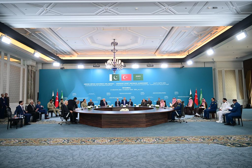 HakanFidan's tweet photo. Bugün Pakistanlı ve Suudi Arabistanlı kardeşlerimizle beraber İstanbul'da gerçekleştirdiğimiz Stratejik Siyasi ve Savunma Komitesi toplantısında, Mekke Savunma İttifakı’nın ilk kurumsal kararlarını resmen aldık. 🇹🇷🇵🇰🇸🇦

Katkıda bulunan tüm yetkililere teşekkür ediyoruz. 

Bölgemiz için tekrar hayırlı olsun.