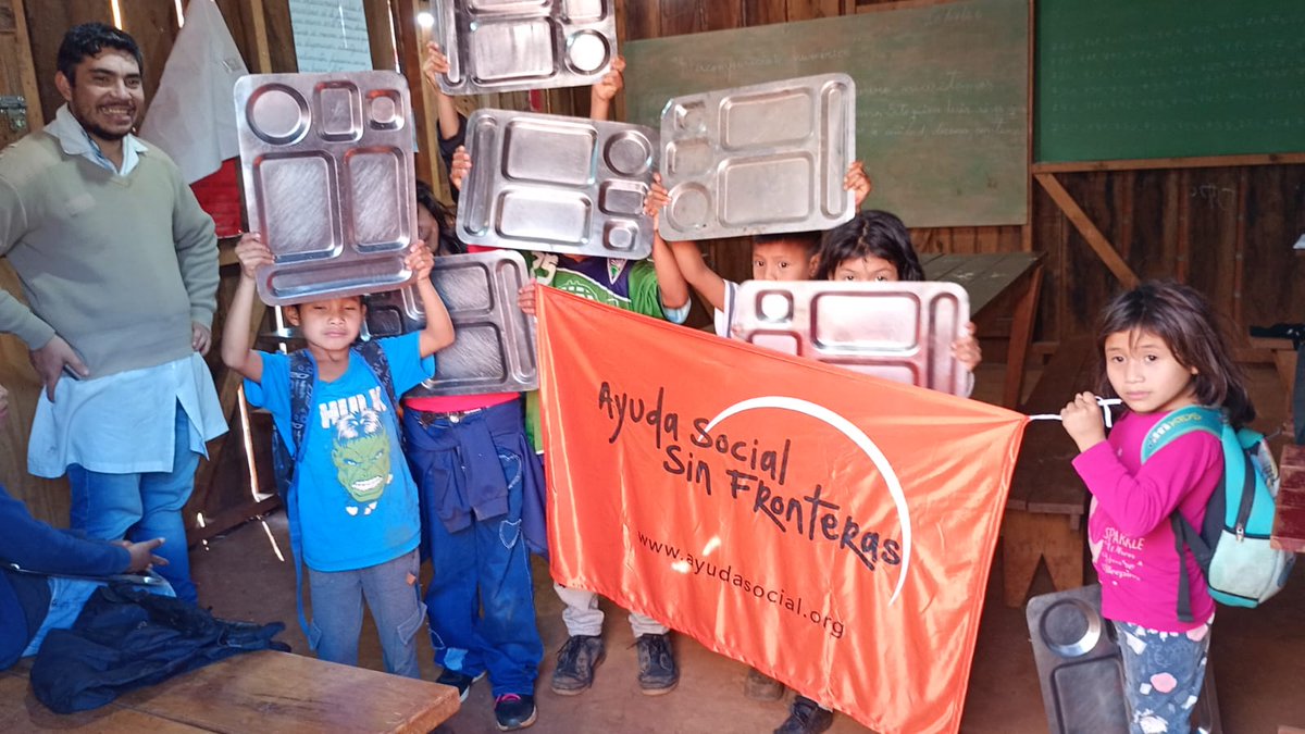 ayudasocialsf's tweet photo. Una ayuda que llega hasta Pozo Azul, Misiones.

En esta oportunidad, nuestra donación llegó hasta la escuela N° 759, Aula Satélite N° 5, para colaborar con su comedor escolar y a los niños que asisten.
Fueron de 60 bandejas de acero inoxidable rectangulares, tipo “ranchera”. https://t.co/BeuwKp8gQA