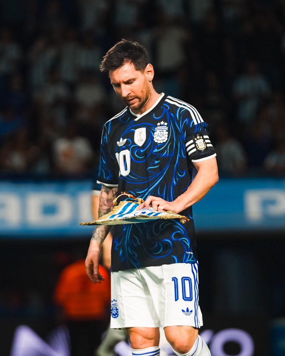 gimnasiaoficial's tweet photo. Tuvimos el privilegio de ver tu magia y llevar a la Argentina a lo más alto.

Gracias por tanto, Leo. 🇦🇷 🐐 https://t.co/mXDjLjJguP