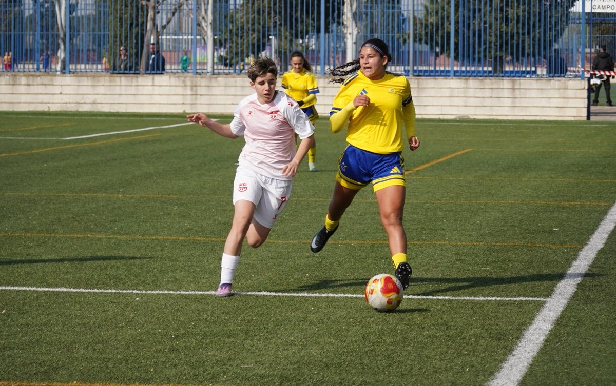 ffrm_se's tweet photo. 🇪🇸🤩 ¡IRENE MARTÍNEZ FERNÁNDEZ 👏!

😀 Una de las nuestras, convocada con la @SEFutbolFem Sub-15.

📝 La jugadora del UCAM Murcia femenino estará con la selección española en los entrenamientos del 7 al 9 de septiembre en Málaga.

¡ENHORABUENA, IRENE 🫂! #VamosFFRM / @UCAMMurciaCF