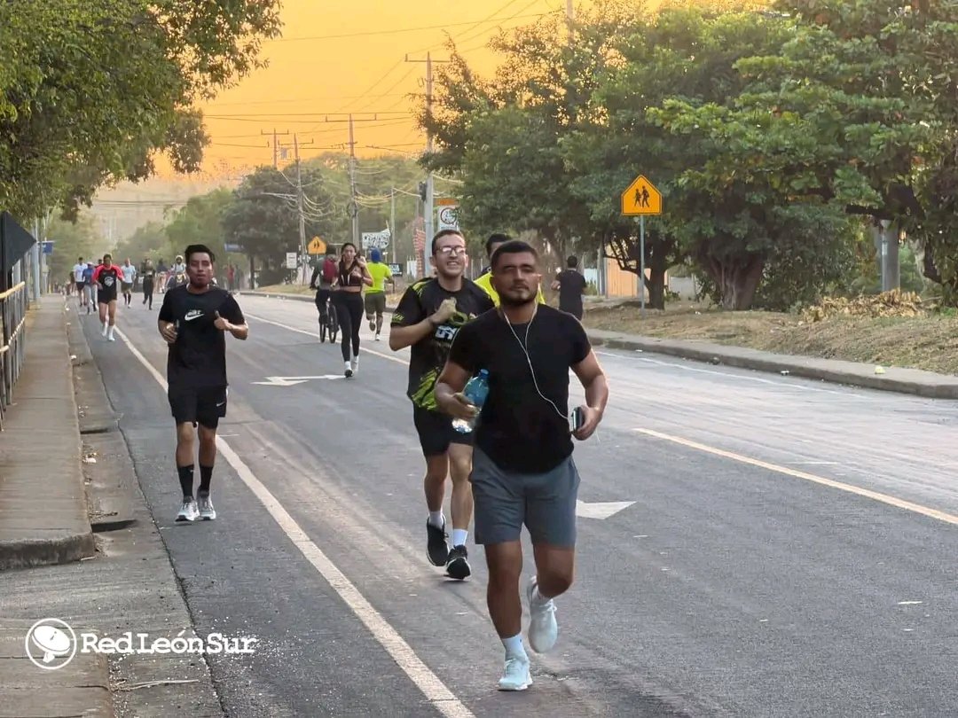 NormaYanina2's tweet photo. En Leon, Jóvenes del @nacionalmdaa  #GYMLyon #DrCoffee  Realizaron, maratón de 5 kms  #AfterRun
Una carrera Deportiva que reunió a jóvenes y participantes amantes de la actividad física, promoviendo el ejercicio, la sana recreación y los estilos de vida saludables.

#Nicaragua https://t.co/Ma1O7fMzqQ