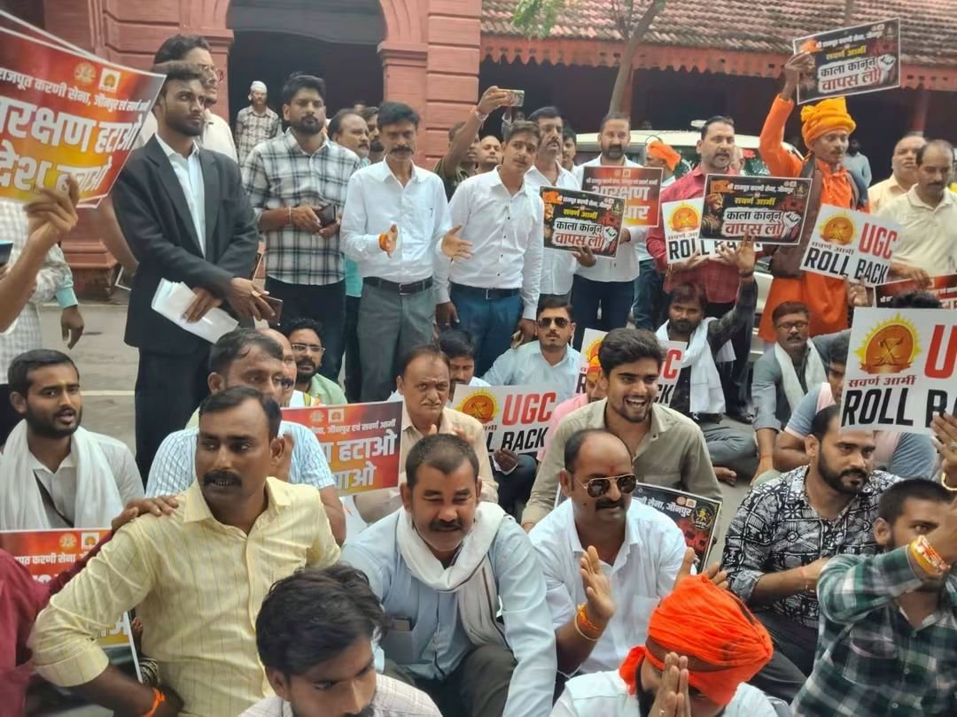SawarnArmychief's tweet photo. आज दिनांक 31 अगस्त 2026 को सवर्ण आर्मी, जौनपुर के नेतृत्व में हजारों कार्यकर्ताओं ने जोरदार प्रदर्शन कर जिलाधिकारी जौनपुर के माध्यम से माननीय राष्ट्रपति महोदय को ज्ञापन सौंपा।

इस दौरान संगठन के सभी पदाधिकारी व हजारों की संख्या में कार्यकर्ता मौजूद रहे।

हमारी मुख्य मांगें :-
1. आरक्षण जातिगत नहीं, आर्थिक आधार पर हो
2. UGC RollBack हो
3. SC/ST Act समाप्त हो
4. सवर्ण आयोग का गठन हो

संगठन ने चेतावनी दी है कि यदि मांगें नहीं मानी गई तो आगे और बड़ा आंदोलन किया जाएगा।