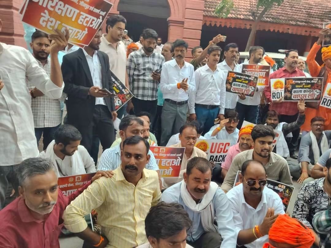 SawarnArmychief's tweet photo. आज दिनांक 31 अगस्त 2026 को सवर्ण आर्मी, जौनपुर के नेतृत्व में हजारों कार्यकर्ताओं ने जोरदार प्रदर्शन कर जिलाधिकारी जौनपुर के माध्यम से माननीय राष्ट्रपति महोदय को ज्ञापन सौंपा।

इस दौरान संगठन के सभी पदाधिकारी व हजारों की संख्या में कार्यकर्ता मौजूद रहे।

हमारी मुख्य मांगें :-
1. आरक्षण जातिगत नहीं, आर्थिक आधार पर हो
2. UGC RollBack हो
3. SC/ST Act समाप्त हो
4. सवर्ण आयोग का गठन हो

संगठन ने चेतावनी दी है कि यदि मांगें नहीं मानी गई तो आगे और बड़ा आंदोलन किया जाएगा।