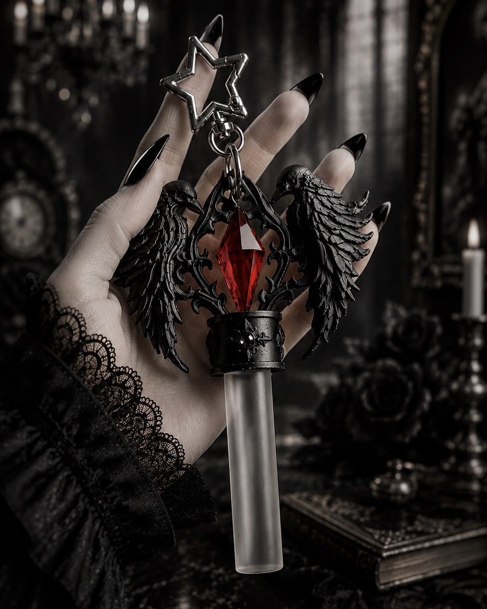 chamberofraven's tweet photo. 𝐑𝐞𝐬𝐭𝐨𝐜𝐤入荷後即完売したリップホルダー【レイヴンクレスト】がオンラインショップに再入荷致しました。2羽の鴉が守る深紅の魔法石〈ネヴァン〉を中心に、闇の魔法使いが携えるロッドをイメージ。
細密な羽根とゴシック建築を思わせる装飾、光を受けてきらめく魔法石をイメージしたパーツが輝きます。下部にお持ちのリップを差し込むことで、まるで一本の魔法の杖のような姿に。

https://t.co/L3ur3h1fOJ