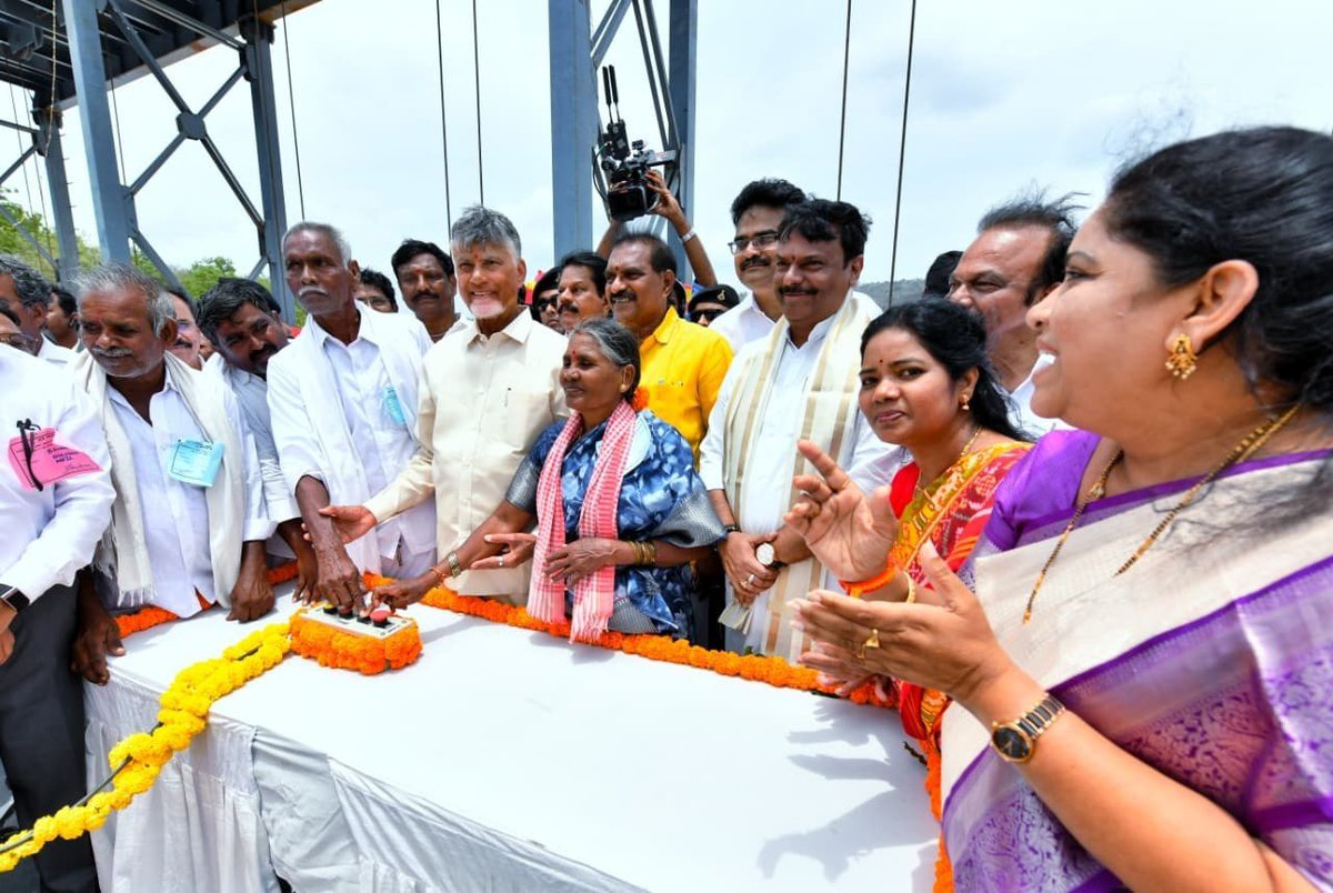 BnVijayKumar_Bn's tweet photo. ఈరోజు మార్కాపురం జిల్లా దోర్నాల మండలం గంటావానిపల్లిలో రాష్ట్ర ముఖ్యమంత్రి వర్యులు గౌ. శ్రీ. నారా చంద్రబాబు నాయుడు గారి చేతుల మీదగా జరిగిన వెలుగొండ ప్రాజెక్టు ప్రారంభోత్సవ కార్యక్రమంలో పాల్గొన్నాను.
#CBNfulfillsVeligondaDream
#VeligondaProject
#ChandrababuNaidu 
#BnVijayKumar https://t.co/pRXdeKnfGW