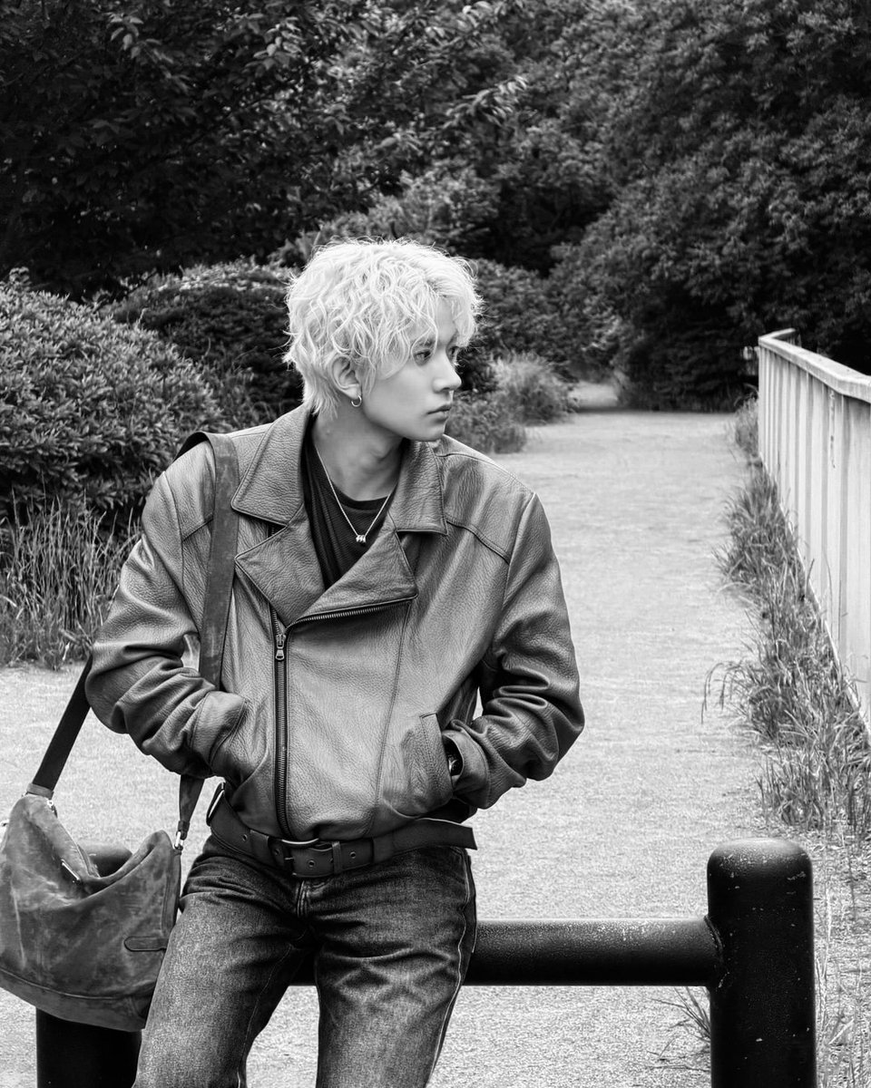 hevvanseung's tweet photo. 70s-inspired, rugged, effortless, and slightly rock ’n’ roll. https://t.co/erJ7oKL7iv