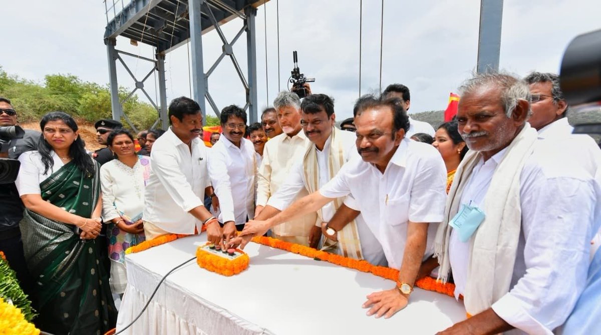 BnVijayKumar_Bn's tweet photo. ఈరోజు మార్కాపురం జిల్లా దోర్నాల మండలం గంటావానిపల్లిలో రాష్ట్ర ముఖ్యమంత్రి వర్యులు గౌ. శ్రీ. నారా చంద్రబాబు నాయుడు గారి చేతుల మీదగా జరిగిన వెలుగొండ ప్రాజెక్టు ప్రారంభోత్సవ కార్యక్రమంలో పాల్గొన్నాను.
#CBNfulfillsVeligondaDream
#VeligondaProject
#ChandrababuNaidu 
#BnVijayKumar https://t.co/pRXdeKnfGW