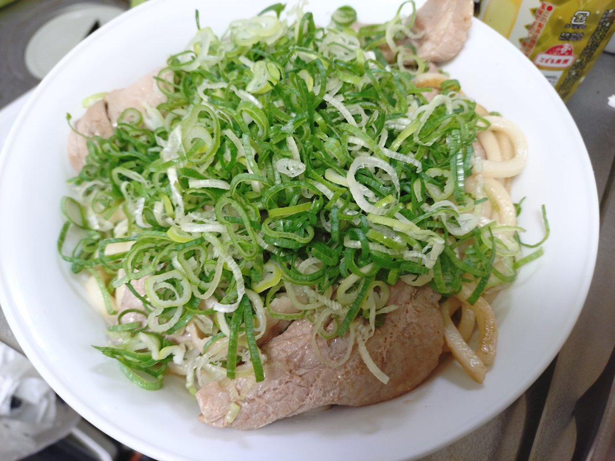 KawadaMoto's tweet photo. ただいま〜
残業終わりで
麺つゆの焼きうどん3玉〜
ネギ乗せすぎたけど豚肉と良い感じに絡まって味は良きです😋 https://t.co/zOCrSoGLwD