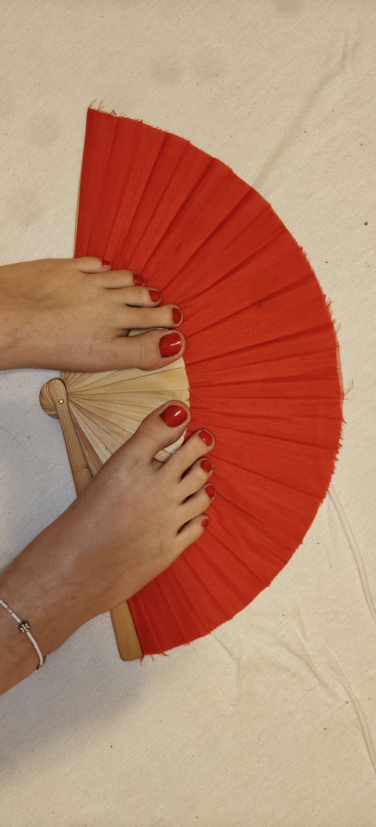 MmeVelvetine's tweet photo. Freshly made my nails🌹🎀
#pedicure #feetcommunity #footfetısh https://t.co/hHDbzyatQO