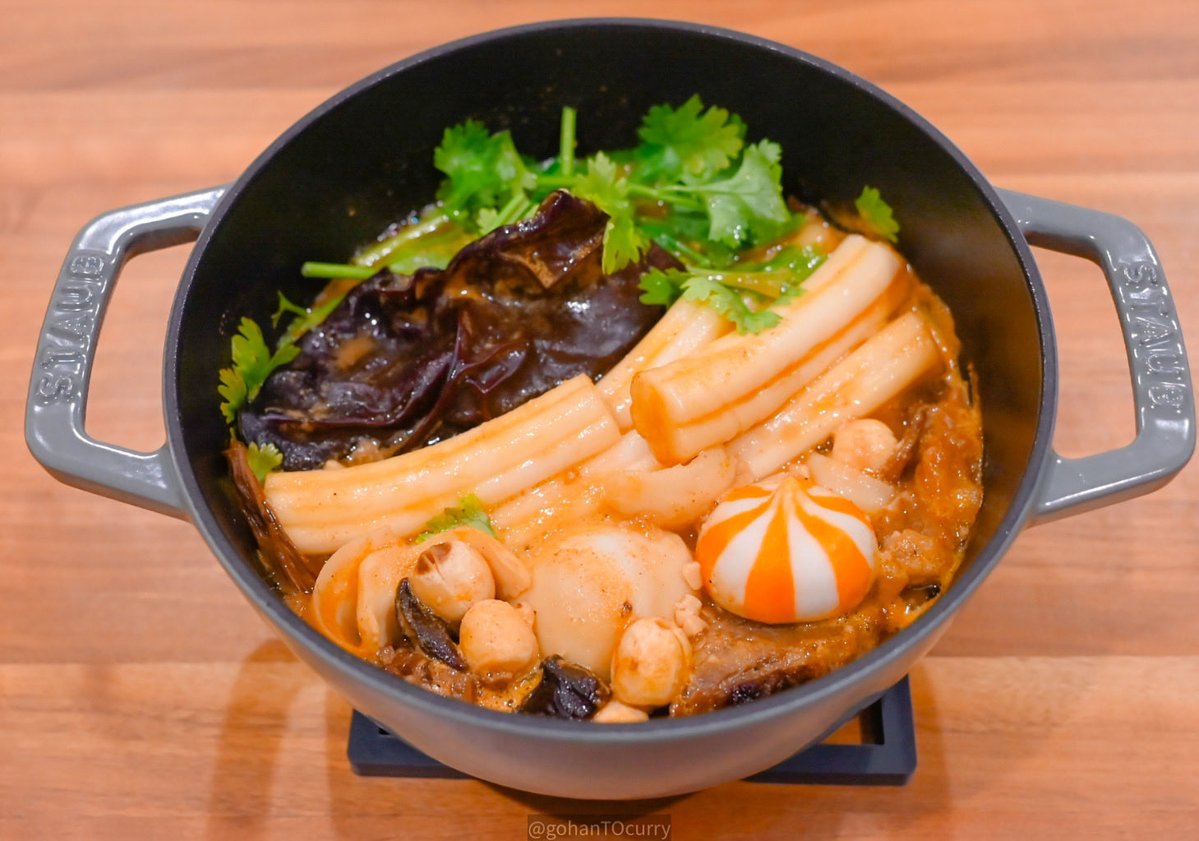 gohanTOcurry's tweet photo. 今夜は香港薬膳とシャンツァイとブンモジャをぎっちり詰め込んだ麻辣湯です！花椒もたっぷり。 https://t.co/kayOlL6b6C